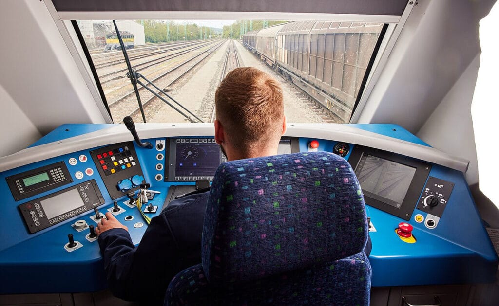Conducteur de train dans sa cabine