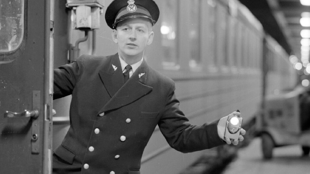 Un accompagnateur de train en Suède (photo en noir et blanc)