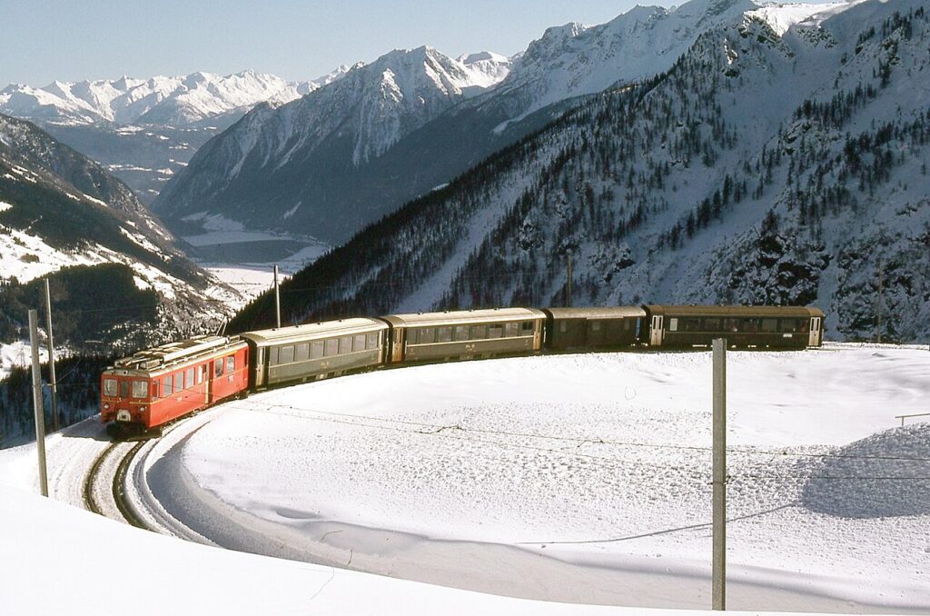 Train de la ligne Bernina dans une courbe