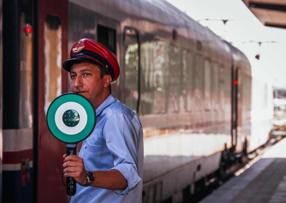 Un accompagnateur de train en Turquie tenant une palette de commandement pour l'autorisation au départ